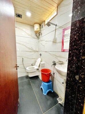 Quarto casal luxo, vista para a cidade | Banheiro | Chuveiro, chuveiro com efeito de chuva, toalhas de banho, sabonete