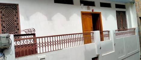 Vista frontal de la propiedad