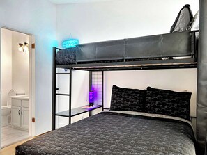 2 habitaciones, tabla de planchar con plancha, cuna de viaje y wifi 