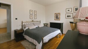 A bedroom with a bed, nightstands, a dresser, and framed pictures on the wall. - The Peak - Mountain view Aosta - Private parking! (Aosta)