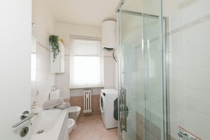Douche, bidet, serviettes fournies, papier toilette