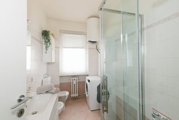 Dusche, Bidet, Handtücher, Toilettenpapier