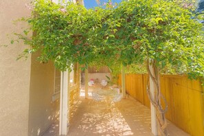 Outdoor dining - Allura Del Mar Heights Pet-Friendly 5BR Retreat (San Diego)