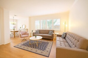 TV, fireplace, video games, stereo - Allura Del Mar Heights Pet-Friendly 5BR Retreat (San Diego)