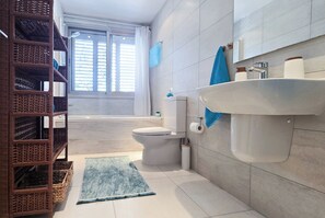 Hair dryer, towels, soap, toilet paper - Stylish Paphos apartment near Lighthouse & UNESCO Park (Paphos)