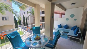 Outdoor dining - Stylish Paphos apartment near Lighthouse & UNESCO Park (Paphos)