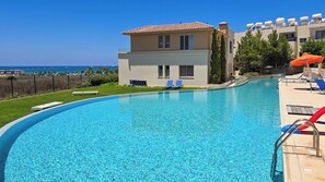Pool - Stylish Paphos apartment near Lighthouse & UNESCO Park (Paphos)