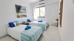 2 bedrooms, iron/ironing board, WiFi, bed sheets - Stylish Paphos apartment near Lighthouse & UNESCO Park (Paphos)