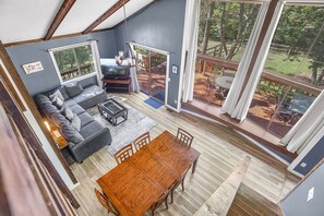 Televisión y chimenea