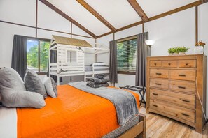 3 bedrooms, desk, iron/ironing board, WiFi