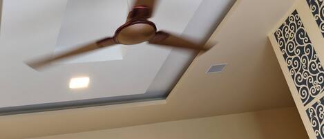 Escritorio y espacio para trabajar con laptop