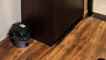 Escritorio y espacio para trabajar con laptop