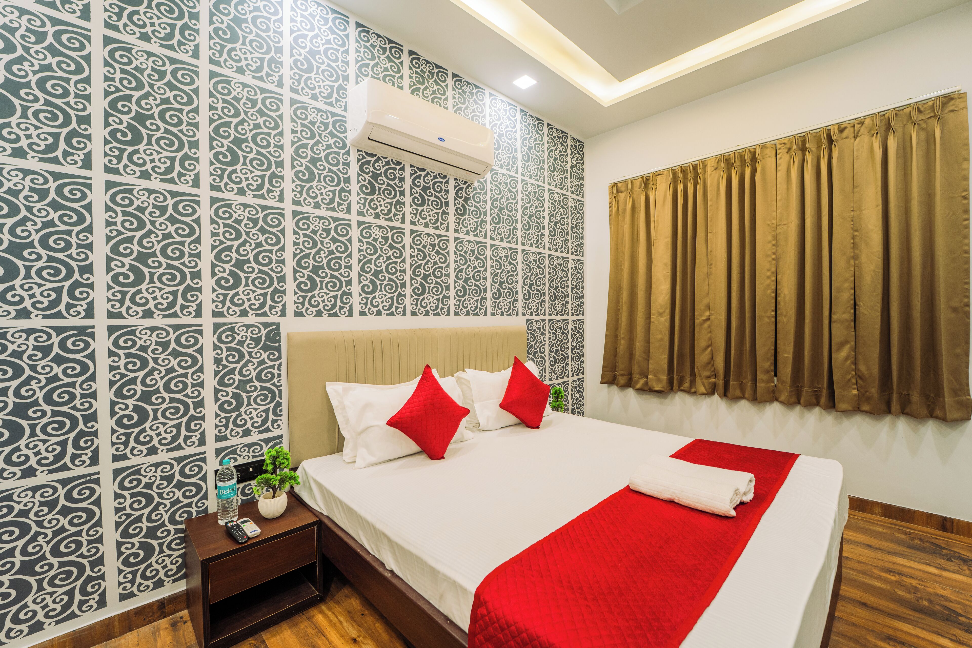 Habitación básica | Escritorio y espacio para trabajar con un portátil