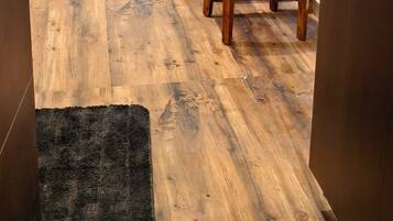 Quarto casal básico | Escrivaninha, espaço de trabalho para notebook