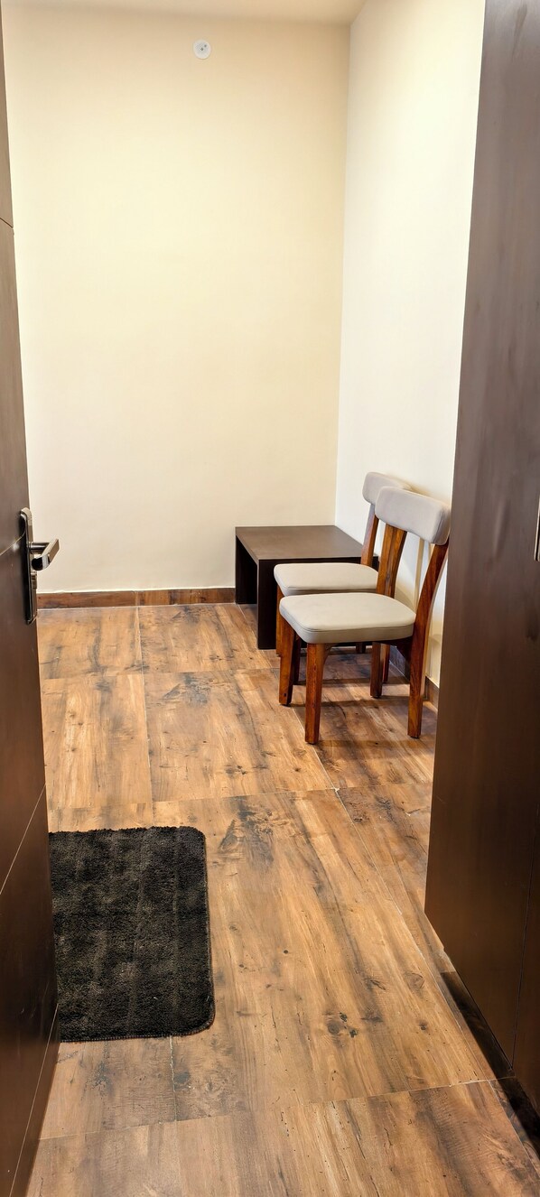 Habitación básica doble | Escritorio y espacio para trabajar con un portátil