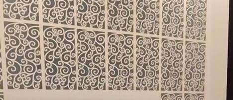 Escritorio y espacio para trabajar con laptop