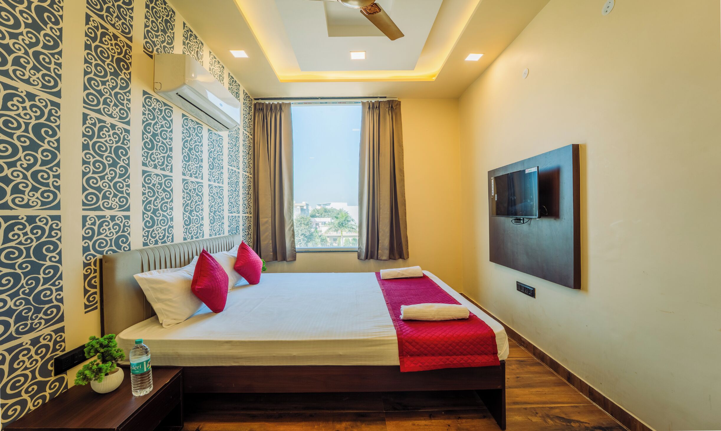 Skrifborð, vinnuaðstaða fyrir fartölvur