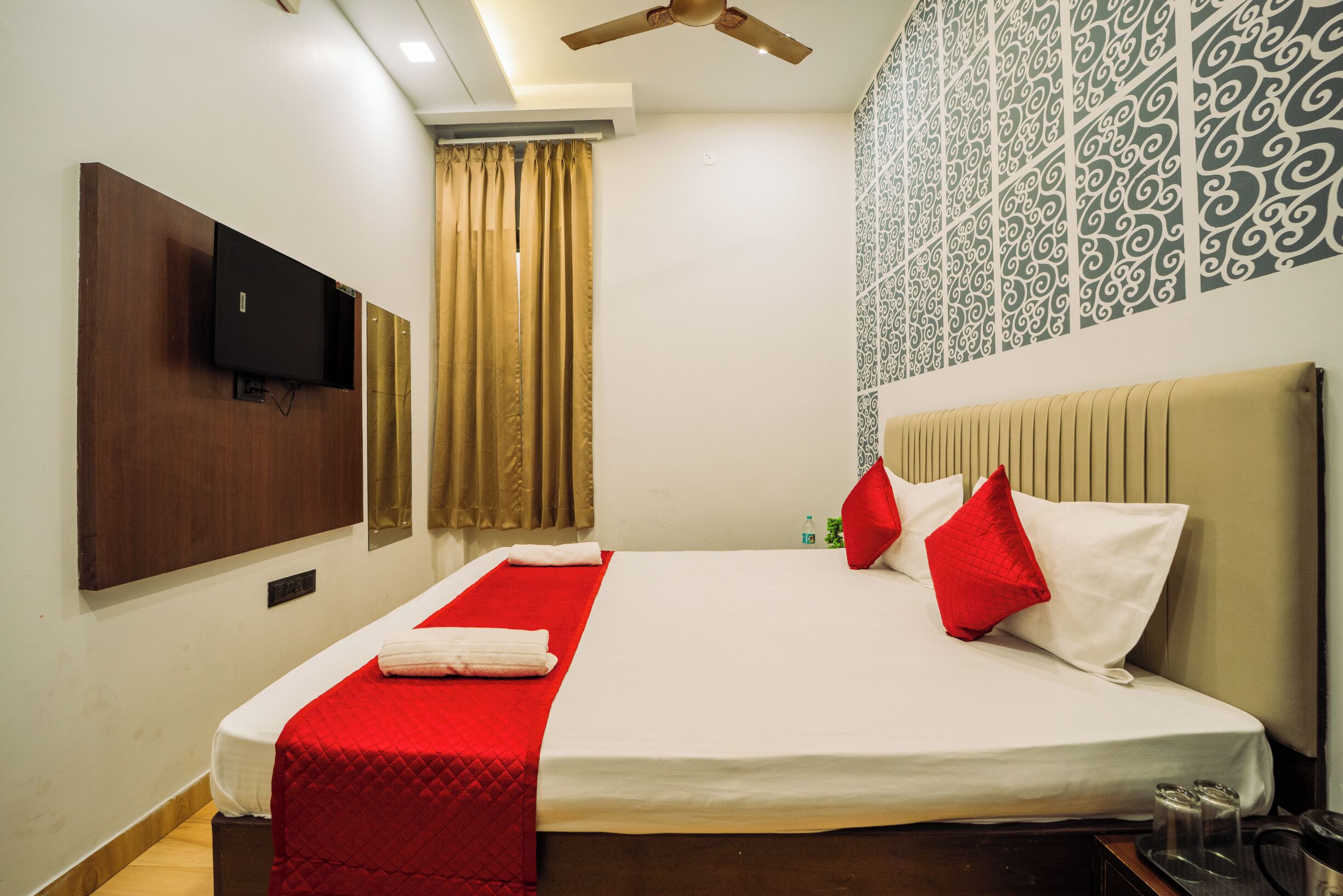 Habitación de lujo | Escritorio y espacio para trabajar con un portátil