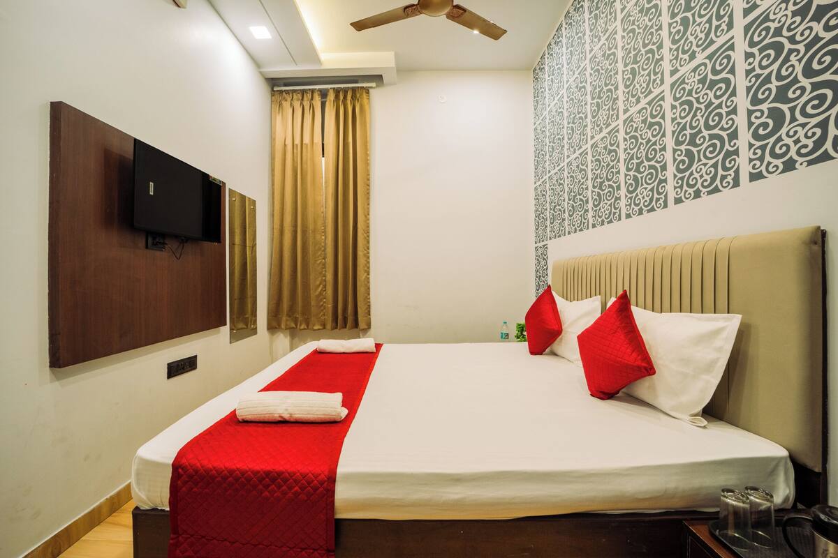 Escritorio y espacio para trabajar con laptop