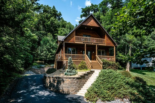 Sunrise Views & Mountain Charm!