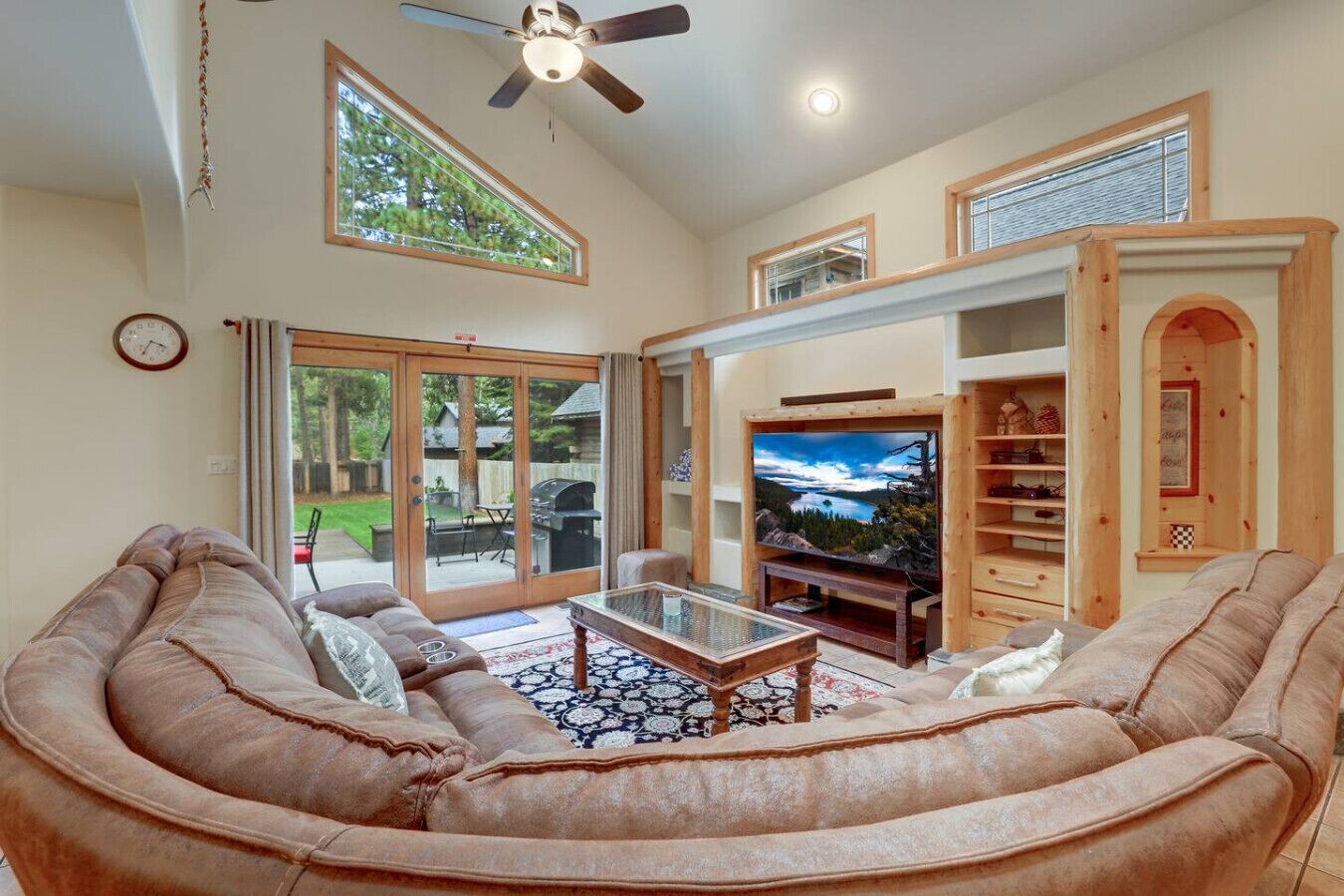 Télévision, cheminée, baby-foot