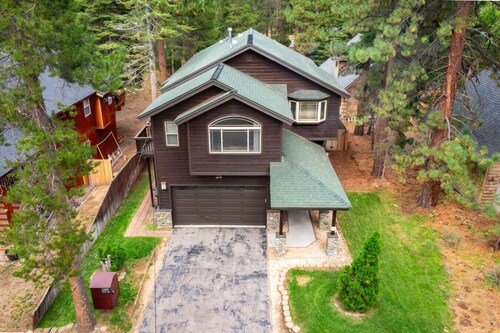 TāHaus - Hot Tub + Pool Table + Dog Friendly