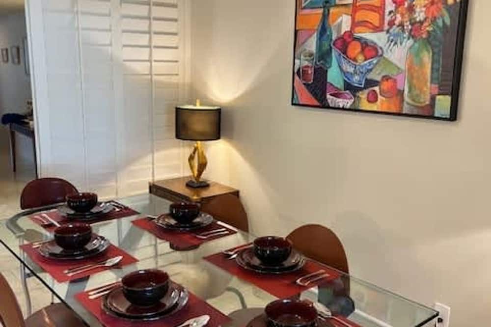 Chic Desert Condo With Mountain Views - Thousand Palms, CA