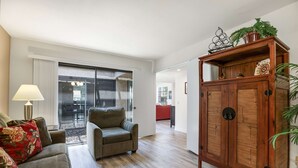 Un salon avec un canapé, un meuble en bois et un divan rouge.
