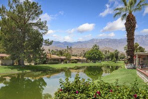 Apartment - Spacious Single-story Condo With Golf Course Views (Palm Springs)