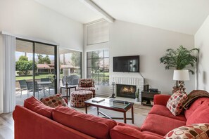 Apartment | 3 bedrooms, Internet - Spacious Single-story Condo With Golf Course Views (Palm Springs)