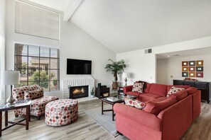 Apartment - Spacious Single-story Condo With Golf Course Views (Palm Springs)