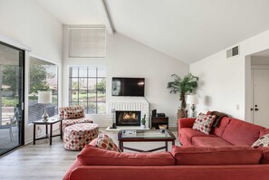 Apartment | 3 bedrooms, Internet - Spacious Single-story Condo With Golf Course Views (Palm Springs)