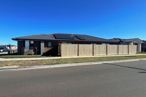 Exterior - Charming Modern Family Home in Wyndham Vale (Wyndham Vale)