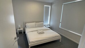 4 bedrooms, iron/ironing board, internet - Charming Modern Family Home in Wyndham Vale (Wyndham Vale)
