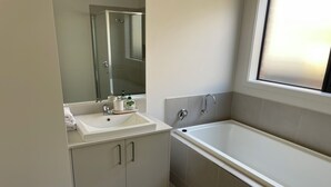 Shower, hair dryer - Charming Modern Family Home in Wyndham Vale (Wyndham Vale)