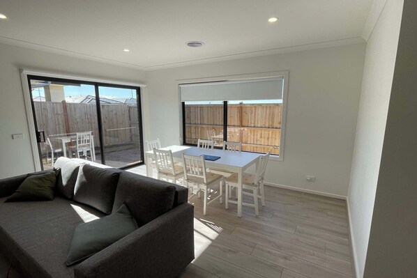 TV - Charming Modern Family Home in Wyndham Vale (Wyndham Vale)