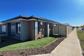 Exterior - Charming Modern Family Home in Wyndham Vale (Wyndham Vale)