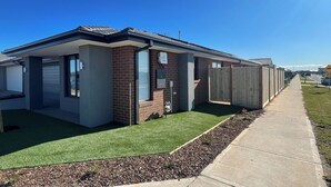 Exterior - Charming Modern Family Home in Wyndham Vale (Wyndham Vale)