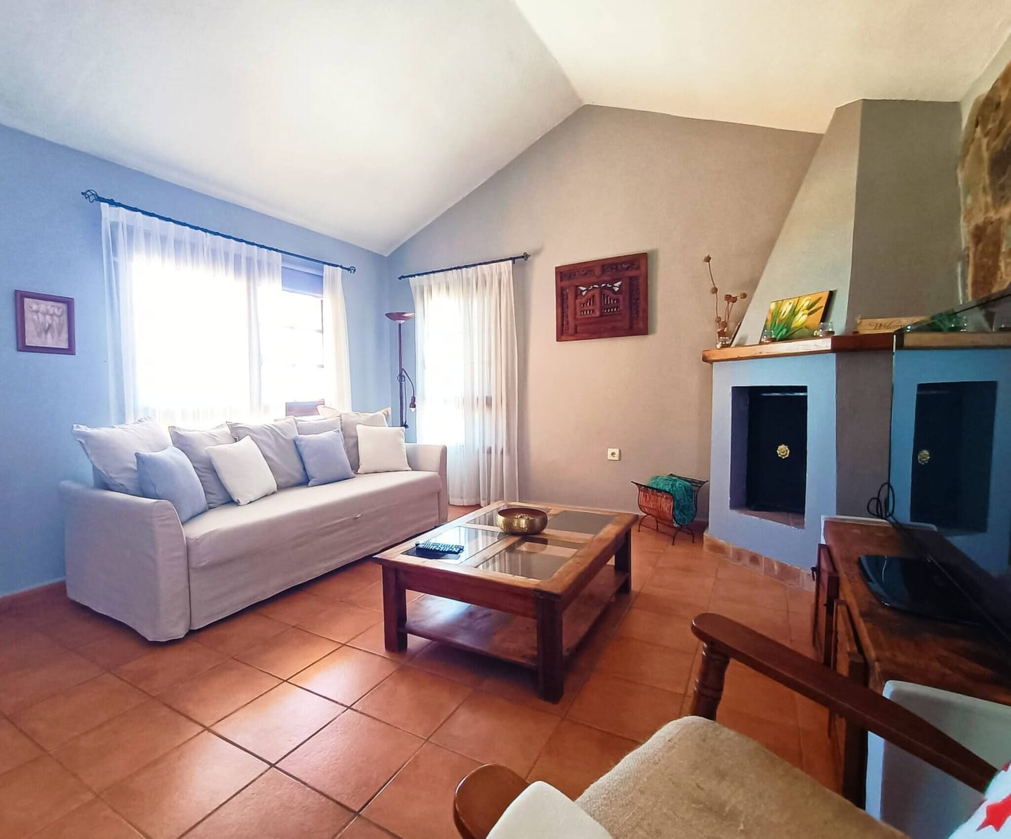 House, 2 Bedrooms, Balcony, Garden View | Living room | Books