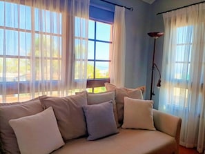 Maison, 2 chambres, balcon, vue jardin | Coin séjour | Livres