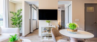 w Splendid 1BR in the Heart of Centriqo