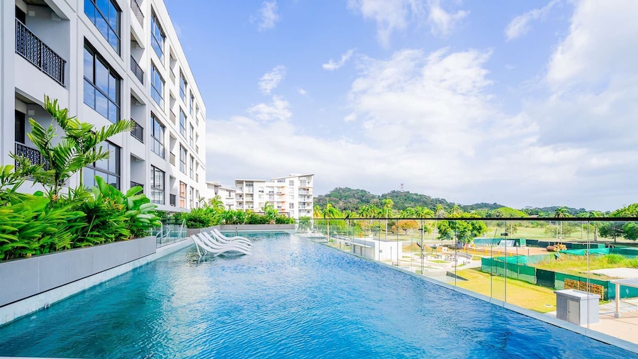 w Splendid 1BR in the Heart of Centriqo