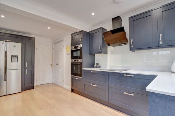 Refrigerador, microondas, horno, placa de cocina
