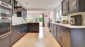 Fridge, microwave, oven, stovetop - Spacious 4 bedroom house in Bishop's Stortford (Hertfordshire)