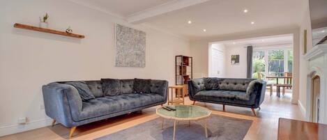 Televisión, chimenea y oficina