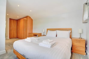 4 bedrooms, iron/ironing board, Internet, bed sheets