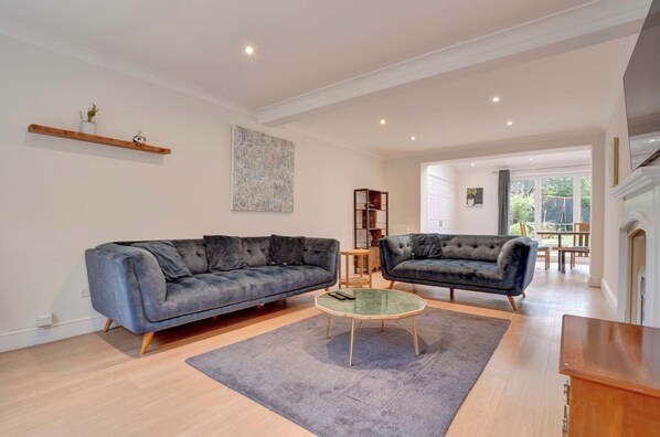 TV, fireplace, offices - Spacious 4 bedroom house in Bishop's Stortford (Hertfordshire)