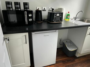 Refrigerador, microondas, tostadora, utensilios de cocina