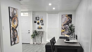 House - Iconic Retreat Modern 2BR Full Home in Dallas TX (Dallas)