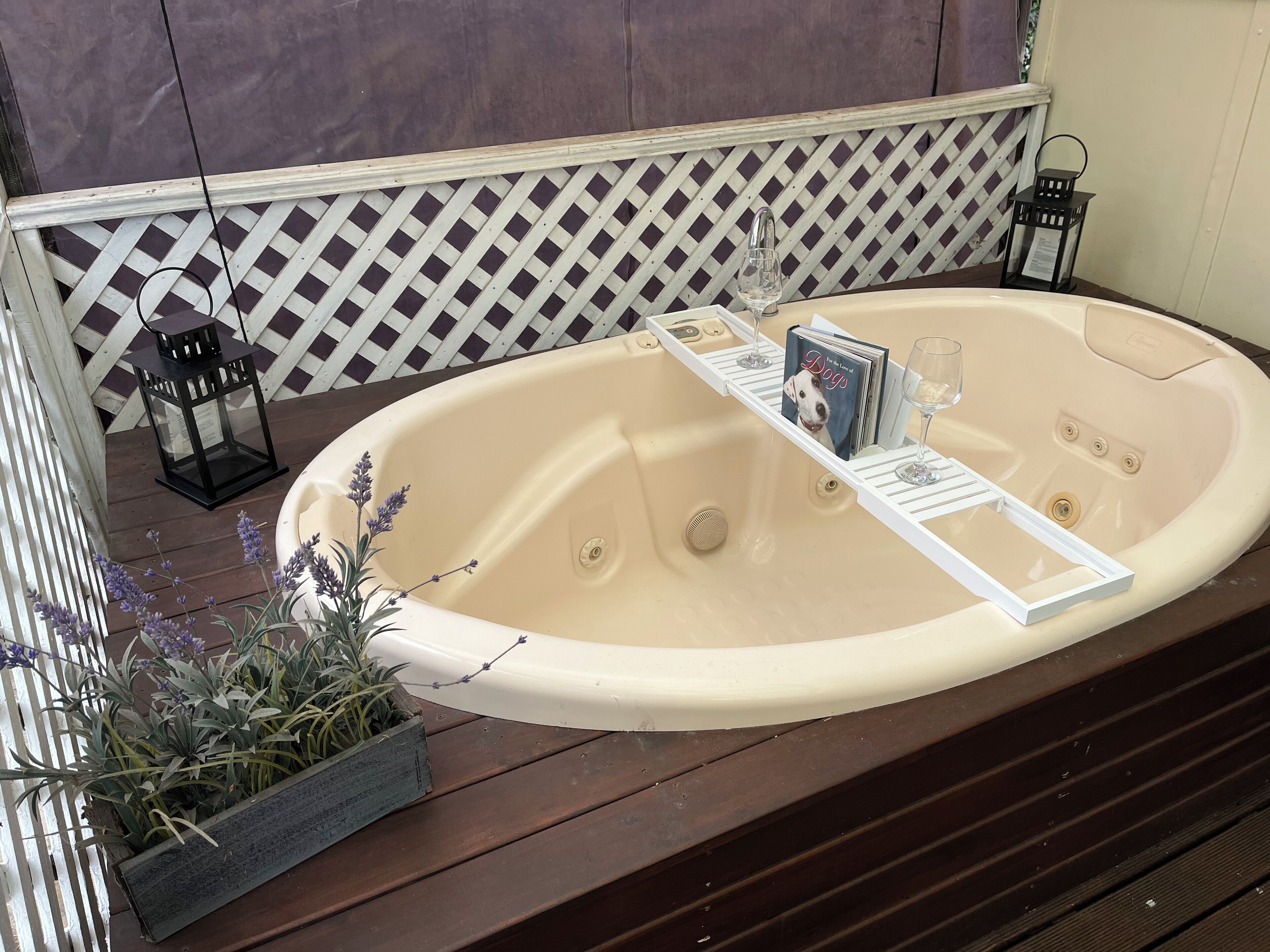 Bañera de hidromasaje al aire libre